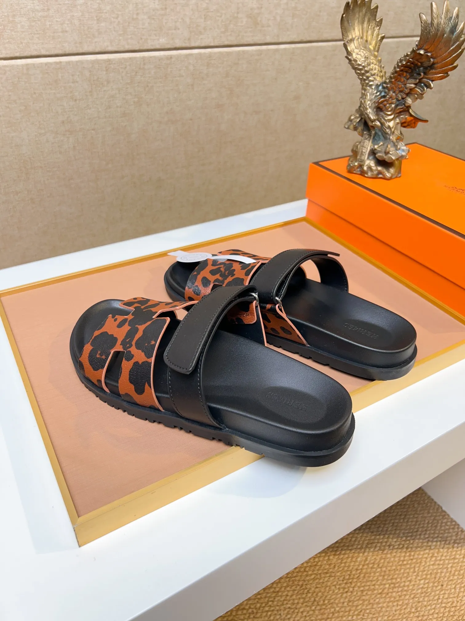 Men's clothing and shoes 💰340 💅💅💅 new arrival. Hermes Hermes official website latest counter synchronized new oran color leather H slippers, the original Paris version flew back to the original model and opened the mold to make it perfectly🍌The highest quality Sincerity, you can enter and leave the counter at will [Deyi] The upper is made of original customized  colored palm prints, crocodile print, ostrich print, colored cow leather, colored cow suede, 🤔 horse hair, 🥳 colored diamonds, 🥰 3D printing, and other genuine leather slippers, imported cow pattern foot pad lining, Italian  latest original genuine leather combination outsole Code number: 38-48 (customized at 46.47.48) Can be made into picture combination sole with genuine leather pattern and ordinary molded outsole